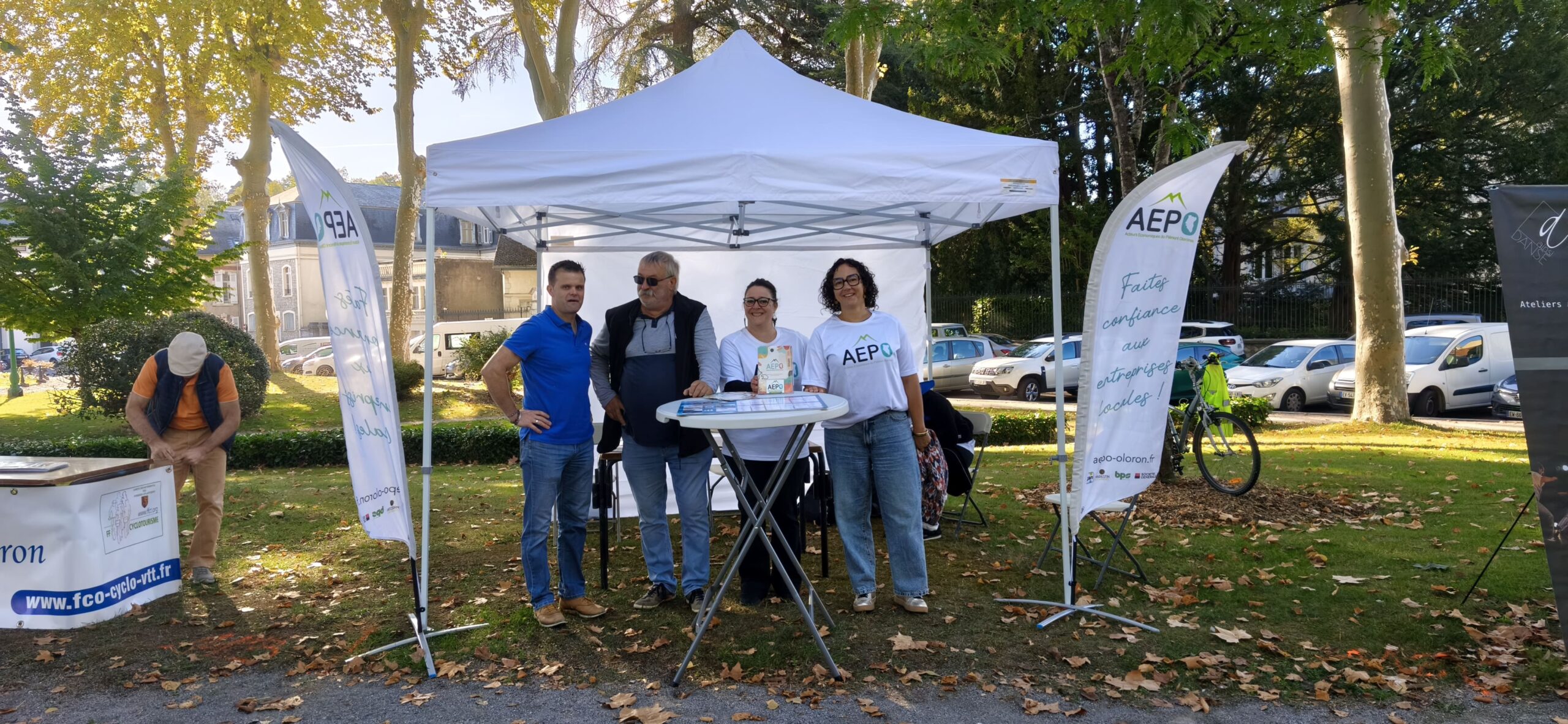 Bénévoles de l'AEPO au stand de la Fête des Associations